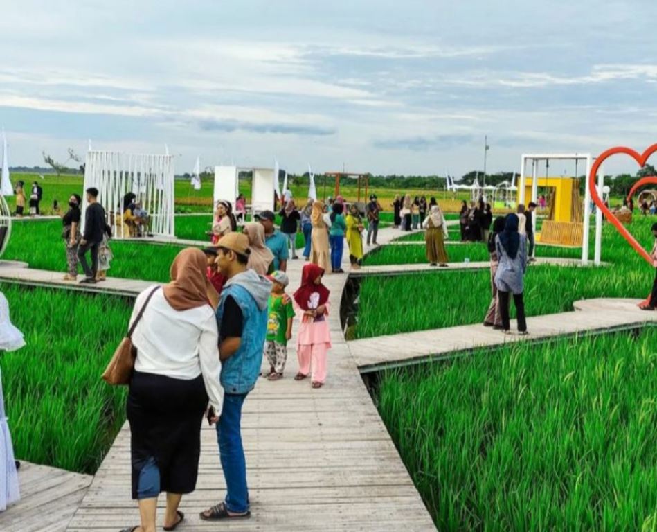Para pengunjung menikmati suasana di Guler Farm Nature