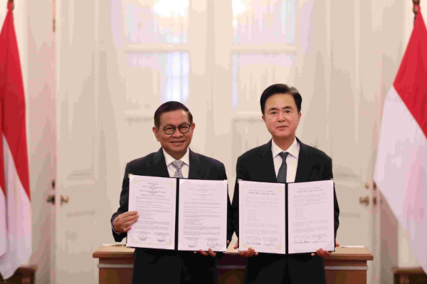 Gubernur DKI Jakarta, Pramono Anung, dan Gubernur Chungcheongnam-do, Kim Tae  Heum sedang memperlihatkan Letter of Intent (LoI)  yang baru saja ditanda tangani di Balai Kota Jakarta, Selasa (27/5/2025).