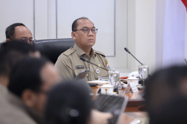 Sekda DKI Jakarta Uus Kuswanto Aktivitas bersama ASN di lingkungan Pemprov DKI Jakarta dengan penerapan kebijakan jam kerja fleksibel dan WFH sebagai respons terhadap cuaca ekstrem, Kamis (22/1/2026).