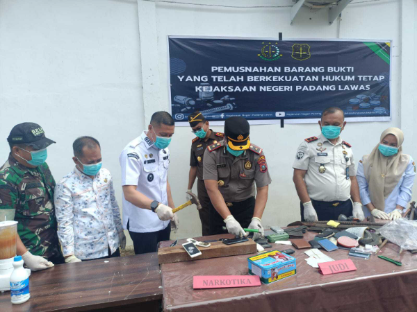  Wakil Bupati Padang LawasvAchmad Fauzan Nasution,  menghadiri pemusnahan 100 perkara di Kejari Sibuhuan sebagai wujud komitmen pemerintah daerah mendukung penegakan hukum yang transparan, akuntabel, dan berintegritas.