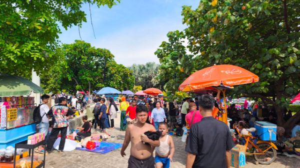 Kawasan Taman Impian Jaya Ancol kembali menjadi salah satu tujuan utama, dengan lonjakan pengunjung pada hari kedua Lebaran, Minggu (22/3/2026).