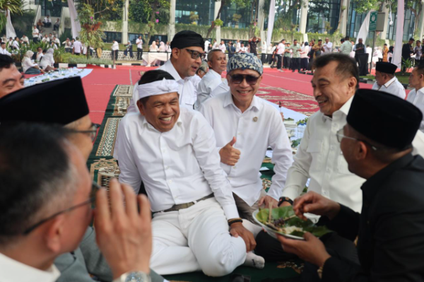 Wakil Wali Kota Bekasi Abdul Harris Bobihoe saat menghadiri halal bihalal Idulfitri 1447 Hijriyah dengan Gubernur Jawa Barat Dedi Mulyadi dan seluruh kepala daerah di halaman Gedung Sate Bandung, Senin (30/3/2026)