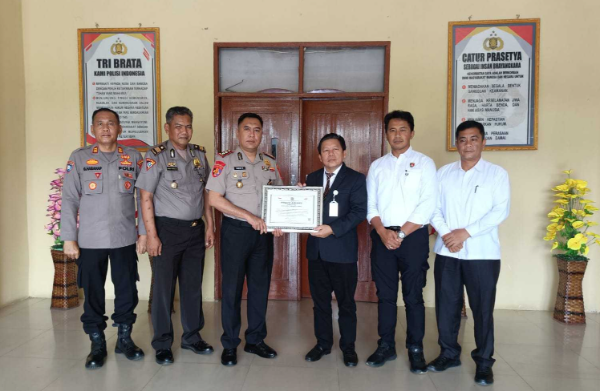 Kapolres Padang Lawas AKBP Dodik Yuliyanto menerima Presisi Award dari Lemkapi sebagai apresiasi atas dedikasi dalam pelayanan publik dan komitmen memberantas narkotika.