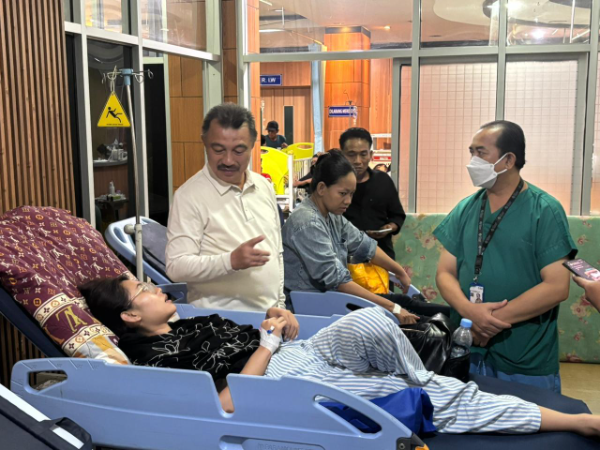 Wakil Wali Kota Bekasi Abdul Harris Bobihoe, menjenguk korban tragedi tabrakan kereta KRL Commuter Line dengan kereta Argo Bromo di Stasiun Bekasi Timur di RSUD Chasbullah Abdul Madjid (RSUD CAM).