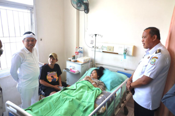 Gubernur Jawa Barat, Dedi Mulyadi (KDM), didampingi Wali Kota Bekasi, Tri Adhianto, saat menjenguk korban kecelakaan kereta api yang dirawat di RSUD dr. Chasbullah Abdulmadjid, (RSUD CAM), Rabu (29/4/2026).