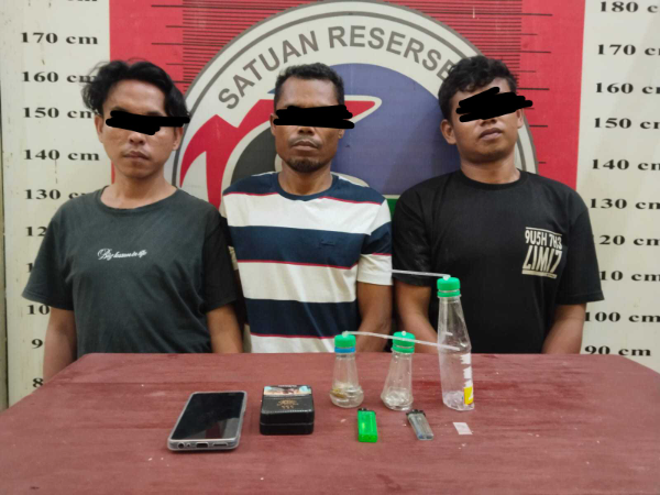 Polres Palas kembali menunjukkan komitmennya memberantas narkoba. Tiga terduga pelaku diamankan dalam penggerebekan lokasi yang diduga menjadi sarang penyalahgunaan sabu di Desa Hurung Jilok.