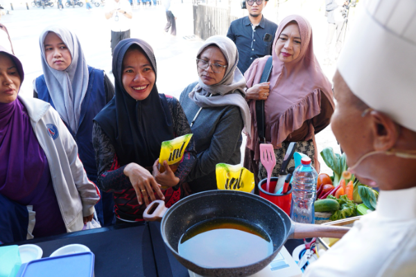 Antusiasme warga Surabaya membludak. Sebanyak 600 kemasan minyak goreng PalmCo ukuran 900 ml habis terjual hanya dalam waktu satu jam pada bazar yang digelar PT Industri Nabati Lestari (INL), bagian dari Holding Perkebunan Nusantara.