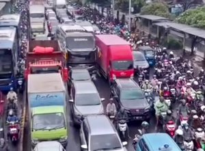 Banjir Lumpuhkan Jalan Daan Mogot, Kemacetan Mengular hingga 5,5 Km Kamis Pagi