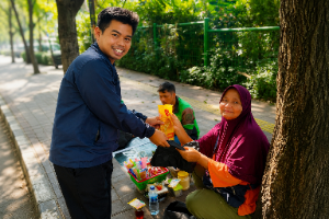 PAGAR Palmerah-Gelora Gelar Aksi Bersih Lingkungan, Bagikan Trash Bag dan Minyak Goreng untuk Pedagang